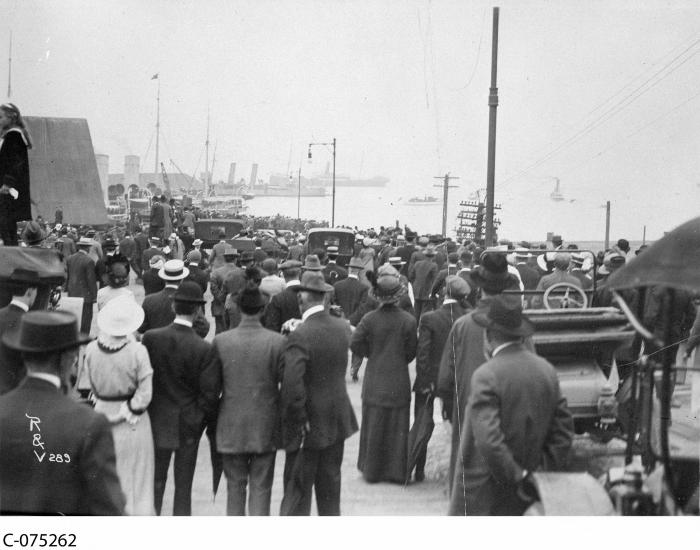 Crowds gathered to watch Sikhs on board the "Komatagamaru"[sic], Vancouver, BC