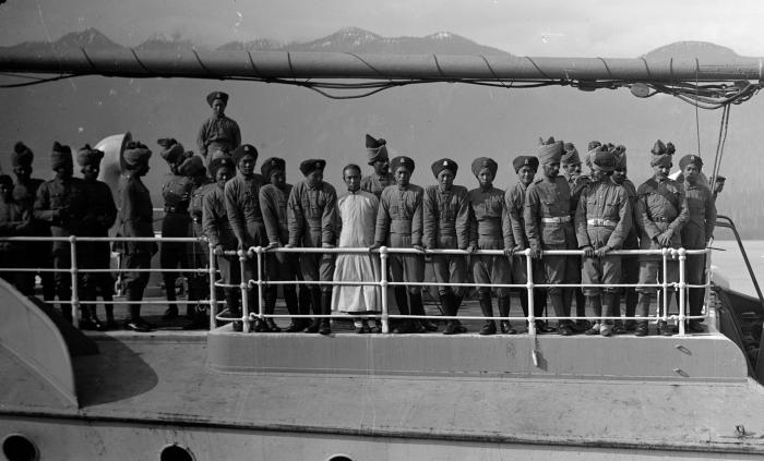 [Group photo of soldiers in Vancouver harbour en route to or from London for Edward VII’s coronation]