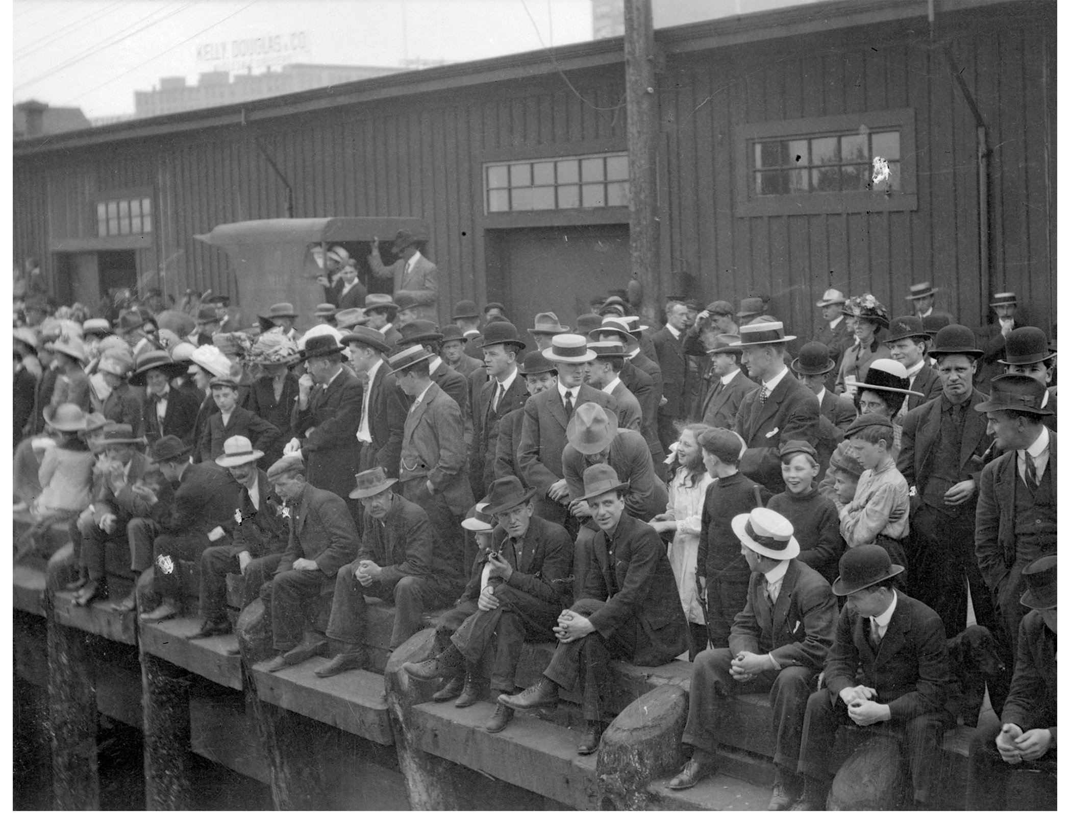 Onlookers on 
wharf watching the Komagata Maru, 1914