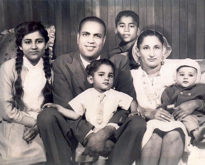 [Group photo of Bachan Kaur Alamwala & Family]