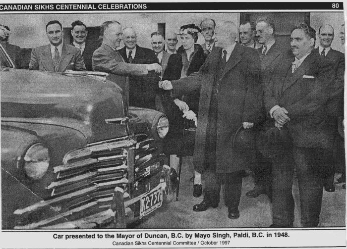 [Clipping with photograph of Mayo Singh presenting the mayor of Duncan with a car]