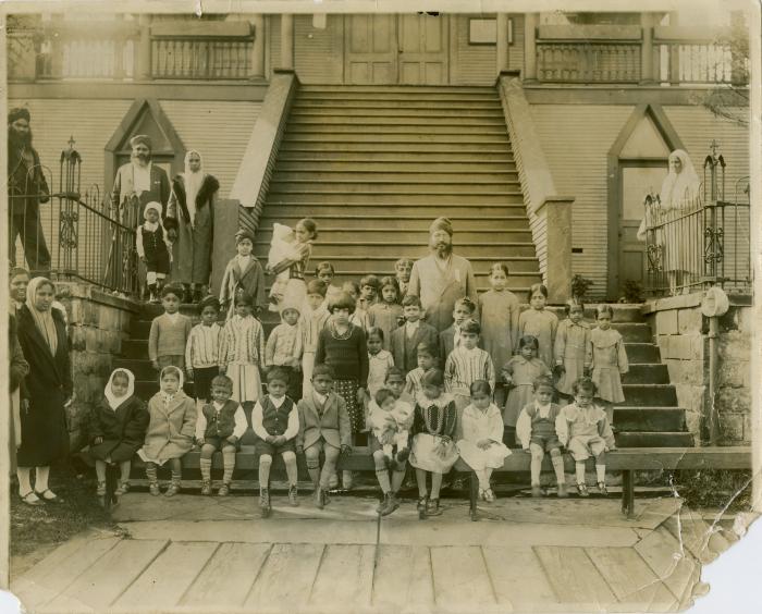 [Group photo of children in front of the Second Avenue Gurdwara in Vancouver]