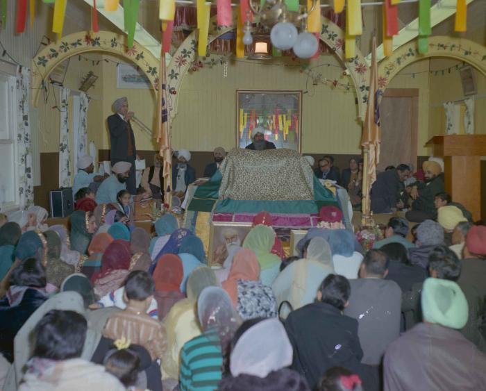 [Photo of wedding guests facing the front of the Gurdwara]