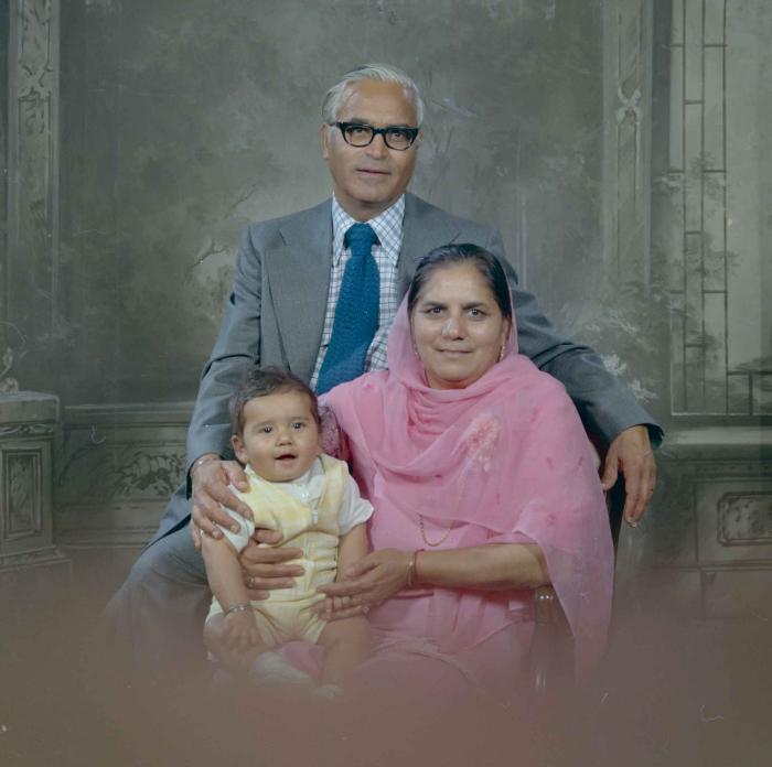 [Group portrait of an unidentified man, an unidentified woman and an unidentified baby]