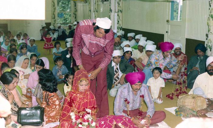 [Group photo of Ajmar Singh Bapari and Sundhu Avdar with wedding guests]
