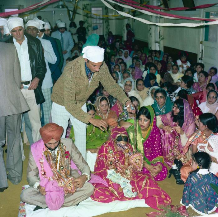 [Group photo of Jagpal Davinder and Manjit Sarowa with wedding guests]