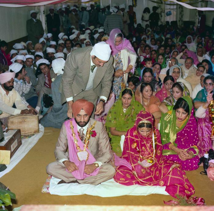 [Group photo of Jagpal Davinder and Manjit Sarowa with wedding guests]