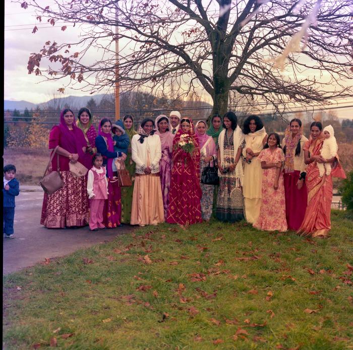 [Group photo of Manjit Sarowa and unidentified women]