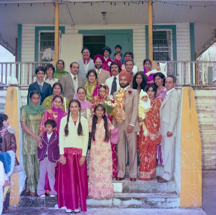 [Group photo of Jagpal Davinder and Manjit Sarowa with wedding guests]