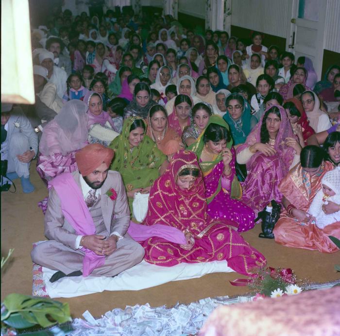 [Group photo of Jagpal Davinder and Manjit Sarowa with wedding guests]