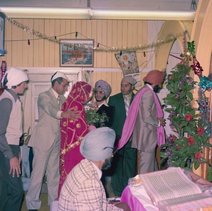 [Group photo of Jagpal Davinder and Manjit Sarowa with wedding guests during marriage ritual]