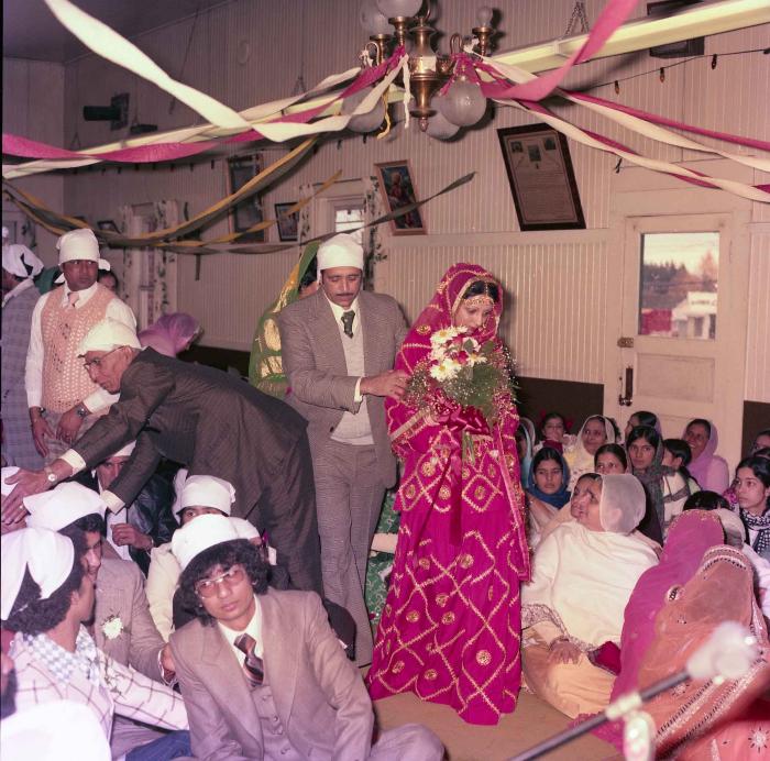 [Group photo of Manjit Sarowa with wedding guests]