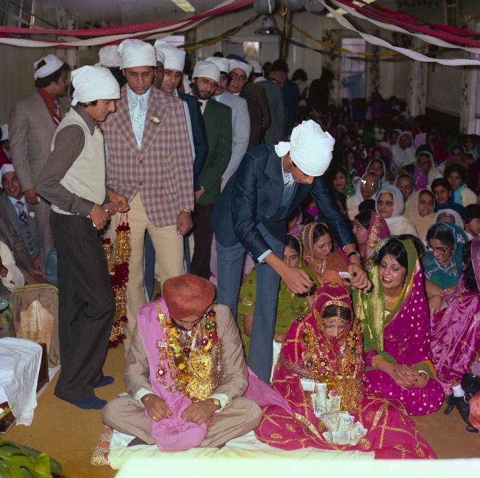 [Group photo of Jagpal Davinder and Manjit Sarowa with wedding guests]