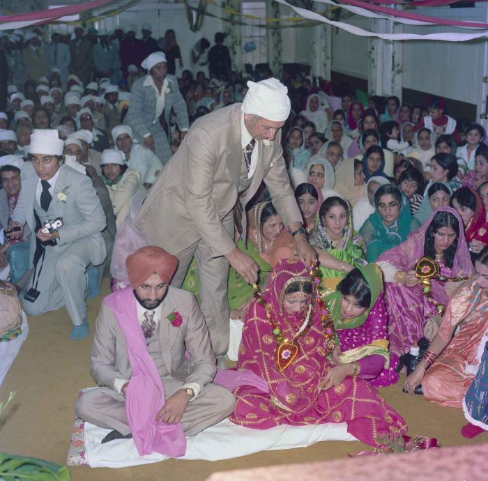 [Group photo of Jagpal Davinder and Manjit Sarowa with wedding guests]
