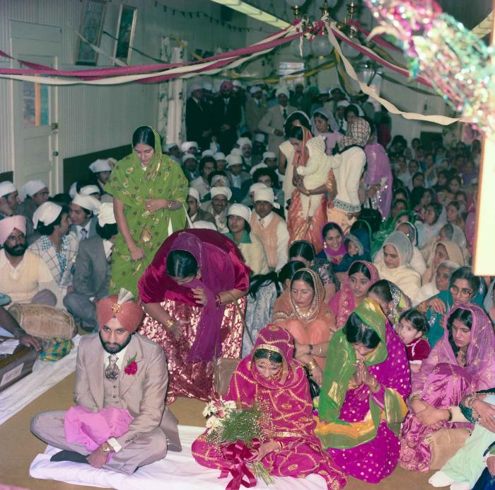 [Group photo of Jagpal Davinder and Manjit Sarowa with wedding guests]