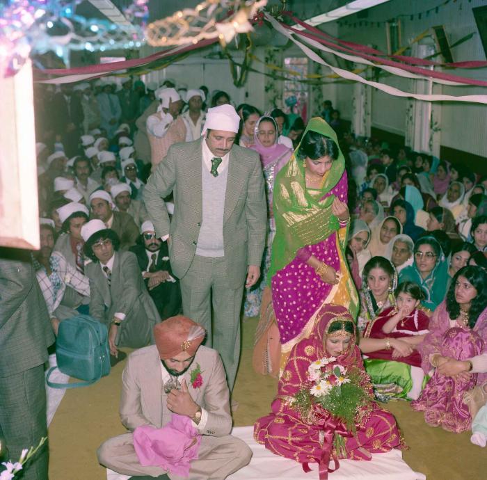 [Group photo of Jagpal Davinder and Manjit Sarowa with wedding guests]