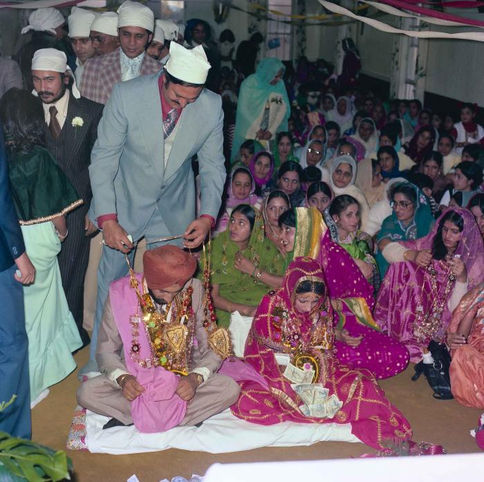 [Group photo of Jagpal Davinder and Manjit Sarowa with wedding guests]