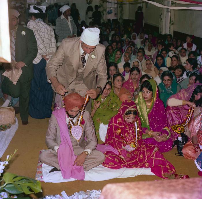 [Group photo of Jagpal Davinder and Manjit Sarowa with wedding guests]
