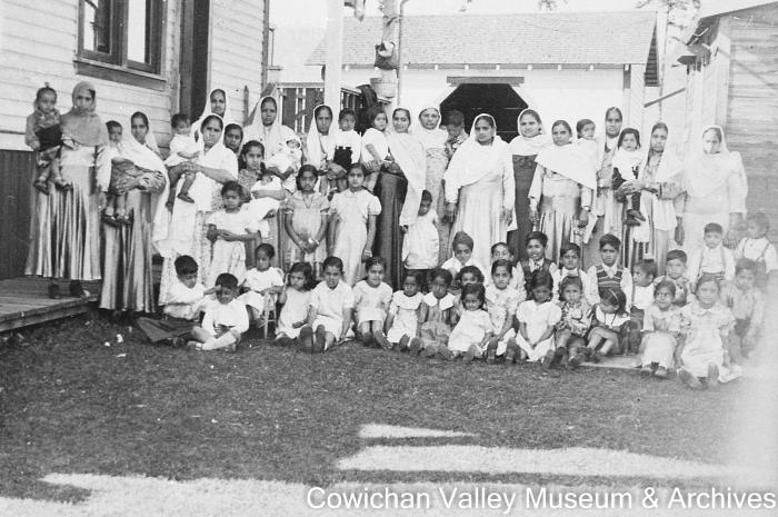 [Unidentified group of women wearing dupattas and children posing for group photo]
