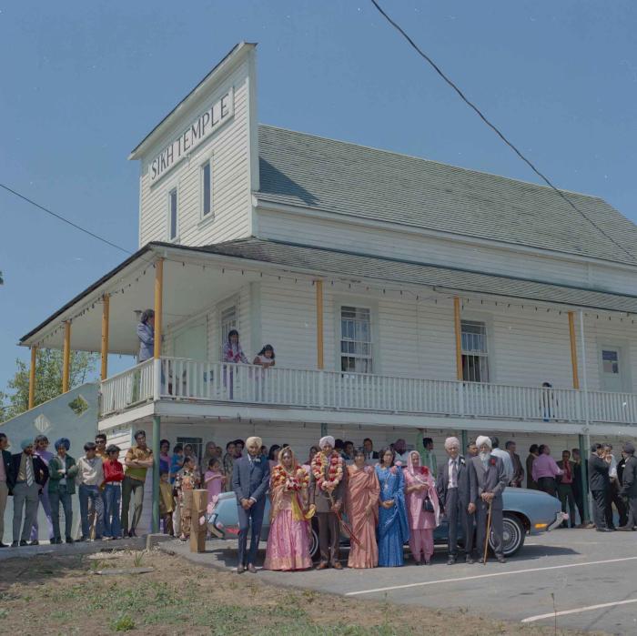 [Group photo of the newly wed couple of Rajinder Thind and Nash Gill with their family]