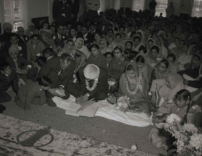 [Group photo of the Gill couple with family members in the Gurdwara]