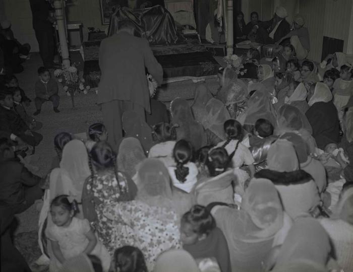 [Group photo of the Gill couple with family members in the Gurdwara]