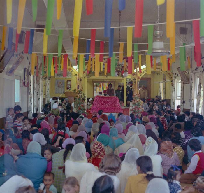 [Group photo of the family members of Gurnek Rai and Rarsini Bassi]
