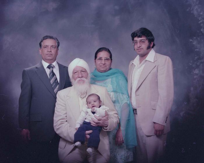 [Group photo of unidentified Kambo family members]