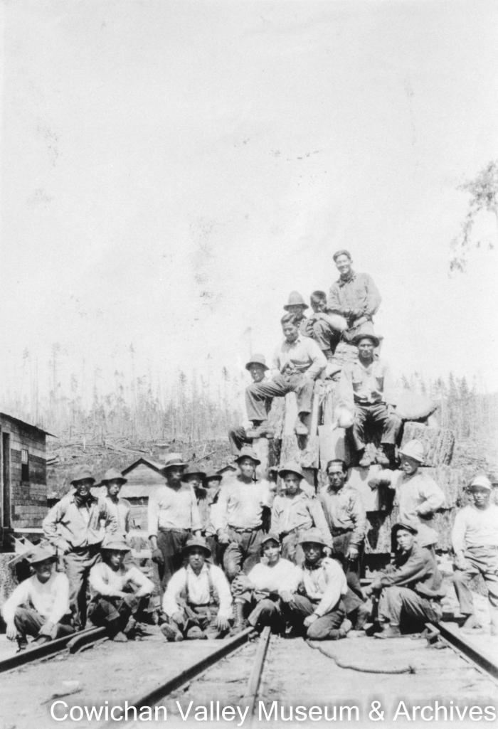 [Unidentified group of men posing for a photo on the railroad]